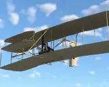 Das Flugzeug der Gebrüder Wright fliegt unter blauem Himmel mit Wolken. Ein Pilot sitzt im Cockpit.