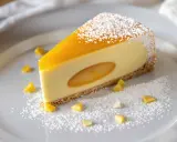 Tranche de cheesecake onctueux avec un cœur coulant et un glaçage jaune vif, saupoudrée de sucre glace. Des morceaux de fruit de la passion décorent l'assiette.