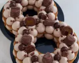 Gâteau number cake chocolat, décoré de crème onctueuse, de chocolats et de billes croquantes. Parfait pour une recette number cake chocolat d'anniversaire.