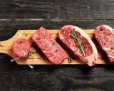 Filetes de res crudos, sazonados con sal y pimienta, listos para cocinar. ¿Cuál es la mejor carne del mundo?