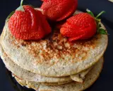 Deliciosas tortitas de avena y plátano, coronadas con fresas rojas y jugosas. Un desayuno perfecto.