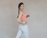 Frau in Sportkleidung, bereit für einen intensiven HIIT Workout Plan.