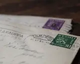 Stare listy z fińskimi znaczkami. Jak zaadresować list do dwóch osób? Może tak, jak te, z pieczątką Tampere.