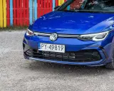Niebieski Volkswagen z tablicą PY 49819, zapytanie "py co to za rejestracja" może dotyczyć właśnie tego numeru.