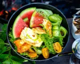 En härlig halloumi sallad med vattenmelon, gurka och körsbärstomater. Perfekt för en grillkväll!