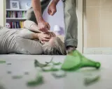 Syndrom Otella: Alkoholizm, urojenia, przemoc. Jak się chronić?