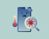 Trauriges Handy mit Pflaster und Fieberthermometer. Ein böser Virus wird unter dem Vergrößerungsglas entdeckt.