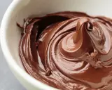 Cremige Schokoladencreme in einer weißen Schüssel. Ein Traum für alle, die Nutella selber machen gesund wollen.