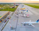 Lotnisko Katowice-Pyrzowice, samoloty ASL Airlines, DHL, Ryanair i inne czekają na loty do Dortmundu i innych miejsc.