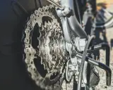 Zbliżenie na kasetę zębatą roweru, kluczowy element do zrozumienia, jak założyć łańcuch w rowerze.