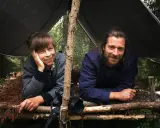 Markus Torgeby familj njuter av naturen under ett enkelt vindskydd i skogen.