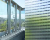 Modernas ventanas fotovoltaicas integradas en una fachada, capturando la luz solar para generar energía.