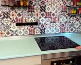 Encimera de cocina renovada con un diseño vibrante. El toque final para pintar encimera cocina y darle vida.