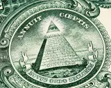 Detalj av en dollarsedel med en pyramid och ett öga ovanför, som symboliserar det tredje ögat.