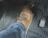 Buty na pedale hamulca. Delikatne naciskanie pedału może sygnalizować hamowanie pulsacyjne.