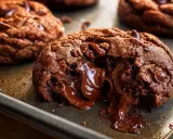 Un cookie au chocolat fondant, avec un cœur coulant comme une crêpe dentelle. Croustillant à l'extérieur, irrésistiblement chocolaté à l'intérieur.