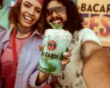 Radosna para świętuje na festiwalu z orzeźwiającym drinkiem Bacardi Mojito.