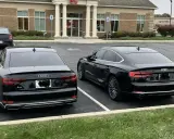 Dos Audis negros, un A4 y un A5, aparcados uno al lado del otro.