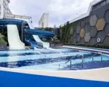 Basen z wodnymi zjeżdżalniami w hotelu Bosphorus Sorgun.
