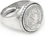 Anello in argento con moneta antica incisa, un pezzo unico che porta con sé storie di epoche passate.