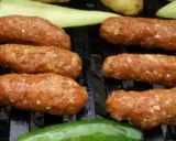 Hackfleisch-Grill-Rezepte: Cevapcici und Paprika auf dem Rost.