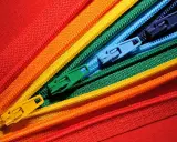 Kolorowe zamki błyskawiczne ułożone w wachlarz. Dowiedz się, jak wszyć zamek z zakładką, tworząc tę tęczową mozaikę.