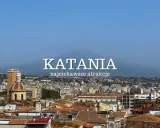 Widok na Katania, miasto z kopułą kościoła i wulkanem w tle. Dowiedz się, co zwiedzić w Katania!