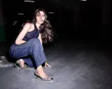 Donna con pantaloni larghi alla caviglia e décolleté leopardate. Un look audace per chi sa che scarpe mettere con pantaloni larghi alla caviglia.
