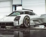 Silberner Porsche Hypercar mit aggressiven Linien und auffälligen Scheinwerfern, bereit für die Rennstrecke.