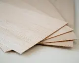 Mehrere dünne Platten balsaholz 2mm liegen übereinander, bereit für Modellbauprojekte.
