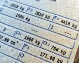 Fragment dowodu rejestracyjnego z danymi pojazdu, w tym masa własna 1955 kg i dopuszczalna masa całkowita 4410 kg. Widać też pole P.3.