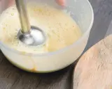 Préparation d'une recette mayonnaise maison avec un mixeur plongeant dans un bol. La texture commence à s'épaissir.