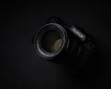 Czarne, profesjonalne body Fujifilm XH2S z obiektywem Fujinon 56mm 1:1.2.