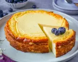 Ein köstlicher Quarkkuchen ohne Boden, mit Blaubeeren garniert, wartet darauf, genossen zu werden.