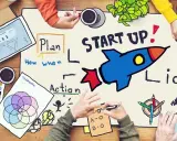 Zespół planuje start-up, tworząc mapę myśli z rakietą symbolizującą rozwój. To idealny obrazek dla prostej spółki akcyjnej.