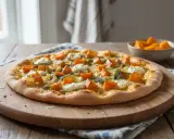 Pizza gourmande aux dés de courge, fromage frais et oignons caramélisés. Un délice automnal !