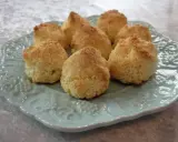 Små, gyllene kokostoppar på en vacker ljusblå tallrik. Perfekt för ett enkelt kokostoppar recept.