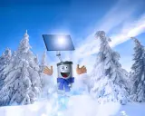 Un joyeux chauffe eau solaire, vêtu d'une écharpe bleue, vole dans un paysage hivernal enneigé, ses panneaux solaires captant la lumière du soleil.
