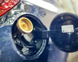 Zbliżenie na wlew LPG w samochodzie. Sprawdź montaż instalacji LPG cennik i oszczędzaj na paliwie.