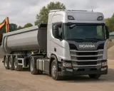 Srebrna wywrotka Scania R459 z naczepą, gotowa do transportu kruszywa. Sprawdź, jaka jest tłuczeń cena za wywrotkę.