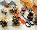 Kreatives Basteln mit Eicheln und Kastanien: Ein Eichhörnchen, ein Vogel und ein Fledermaus-Motiv aus Naturmaterialien.