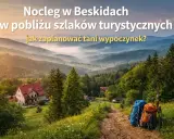 Dwa plecaki czekają na szlaku w Beskidach. W oddali widać domki i mgliste doliny, idealne na tanie atrakcje i wypoczynek.