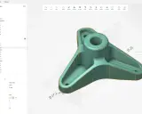 Un disegnatore CAD CAM lavora su un modello 3D di una parte meccanica, con dettagli di estrusione e raggi.
