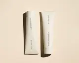 Deux tubes de soins Innerskin : un baume nettoyant doux et un gel nettoyant à l'acide glycolique, allié de l'acide hyaluronique pour une peau radieuse.