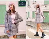 Kobieta w różowym beretce i kraciastej marynarce z kamizelką, prezentująca styl preppy.