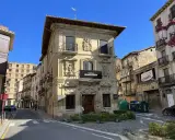 Edificio histórico con el letrero "Bodegas Manzanos" en Haro, España.
