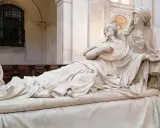 Pomnik kardynała Richelieu. Ciekawostki o jego życiu i wpływach. Rzeźba przedstawia go w otoczeniu alegorycznych postaci.