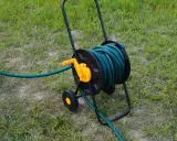 Bęben na wąż ogrodowy DIY: Felga, drewno, wiadro krok po kroku