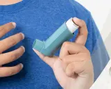 Person hält Asthmaspray. Hilft Asthmaspray bei Asthma cardiale? Die Frage nach der Wirksamkeit bei Herz-Asthma bleibt offen.