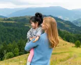 Mama z córką podziwiają górskie krajobrazy. Szczyrk atrakcje dla dzieci to nie tylko zabawy, ale i piękne widoki.
